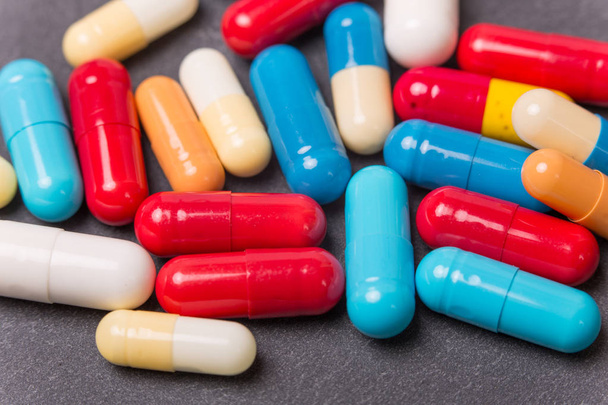 comprimidos diferentes pílulas cápsulas heap mix terapia drogas - Foto, Imagem