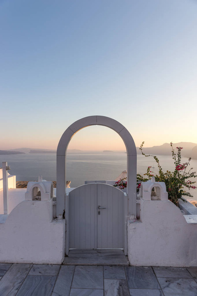 Tür mit Blick auf das Mittelmeer bei Sonnenuntergang, oia, santorini - Foto, Bild