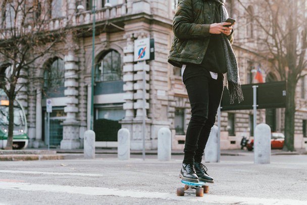 Молодёжное катание на коньках с использованием смартфона - транспорт, технологии, альтернативная концепция
 - Фото, изображение
