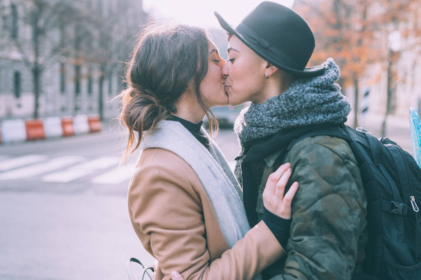 δύο γυναίκες λεσβιακό ζευγάρι σε εξωτερικούς χώρους φιλιά - αγάπη, σχέση, ζευγάρι έννοια - Φωτογραφία, εικόνα