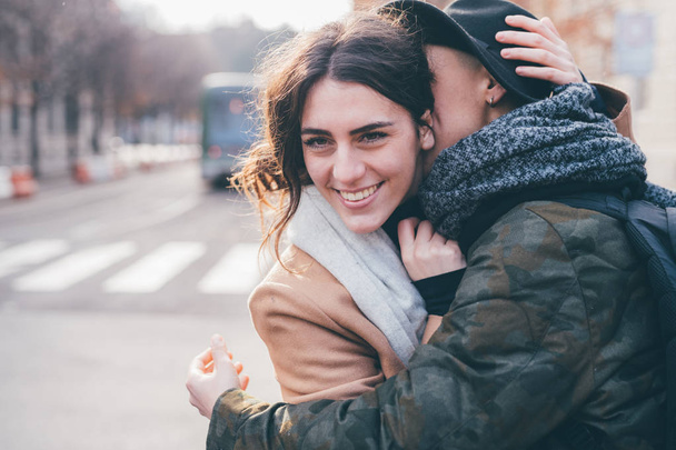 δύο γυναίκες λεσβιακό ζευγάρι σε εξωτερικούς χώρους αγκαλιάζει στην αγάπη - σχέση, ευτυχία, αγάπη έννοια - Φωτογραφία, εικόνα