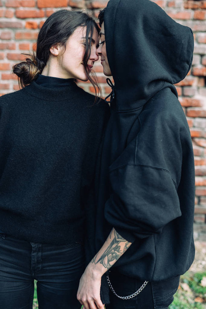 dvě ženy lesbičky pár venku líbání na čelo - láska, vztah, pár koncept - Fotografie, Obrázek