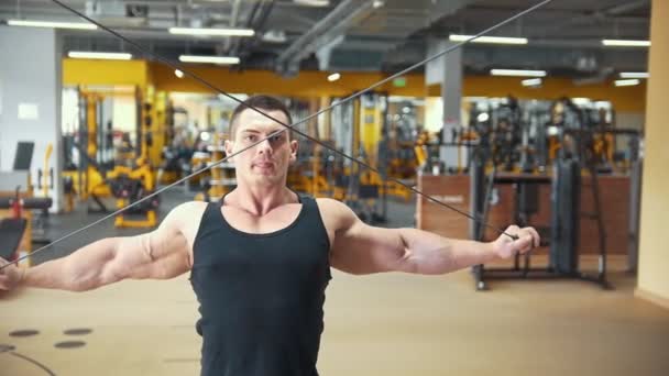 Hombre musculoso joven en el entrenamiento con pesas en una sala de ejercicios
 - Metraje, vídeo