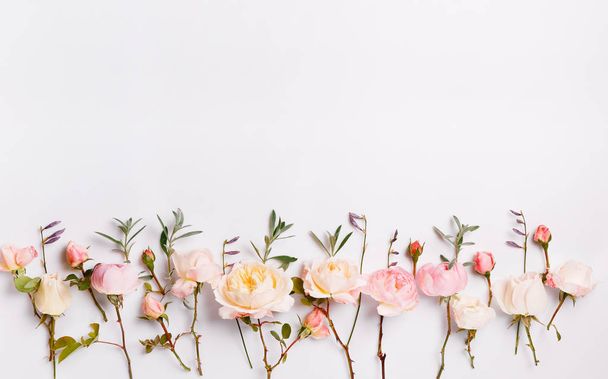 Beyaz ahşap arka planda şenlikli çiçek kompozisyonu. Genel Görünüm - Fotoğraf, Görsel