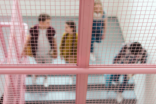 розмитий знімок групи старшокласників на сходах шкільного коридору
 - Фото, зображення