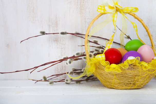 Huevos de Pascua en una cesta y sauce
 - Foto, Imagen