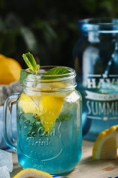 Citrus lemonade water with lemon sliced and mint in blue jar - Valokuva, kuva