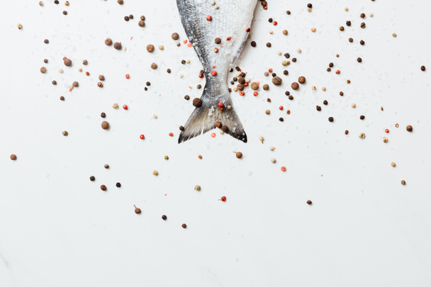Poisson de mer assaisonné de poivre et sel isolé sur blanc
 - Photo, image