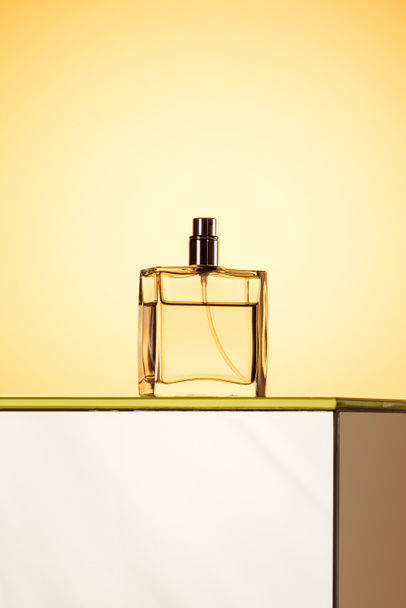 botella de spray elegante con perfume, en amarillo
 - Foto, imagen