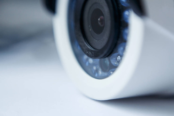 Close-up van witte kleur cctv bewakingscamera - Foto, afbeelding