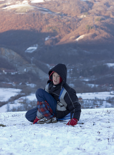 chlapec ve sněhu - Fotografie, Obrázek