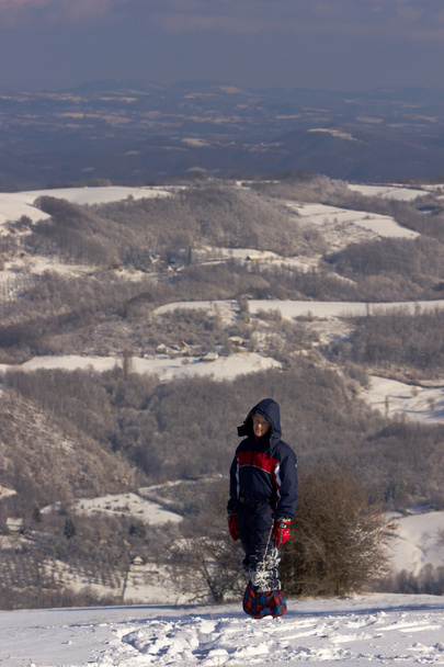 雪に覆われた山の上の少年 - 写真・画像