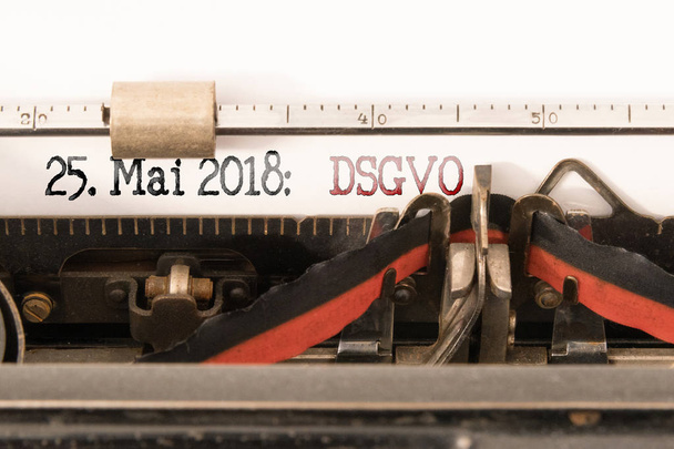 DSGVO EU Datenschutz Grundverordnung, yleinen tietosuoja-asetus ja voimaantulopäivä kirjoitettu vintage-kirjoituskoneella
 - Valokuva, kuva