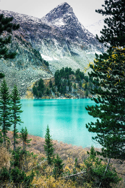 Красивое бирюзовое озеро в горах. Красота природы. Прогулка по природному заповеднику Алтай
. - Фото, изображение