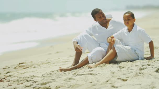 Этнический мальчик и его любящий отец разговаривают на пляже
 - Кадры, видео