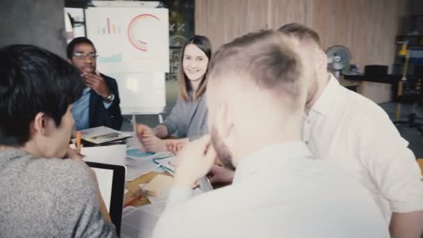 Afro-Amerikaanse zakenman leidt office vergadering. Jonge multi-etnische groep ontwikkelen corporation bedrijfsstrategie 4k. - Video