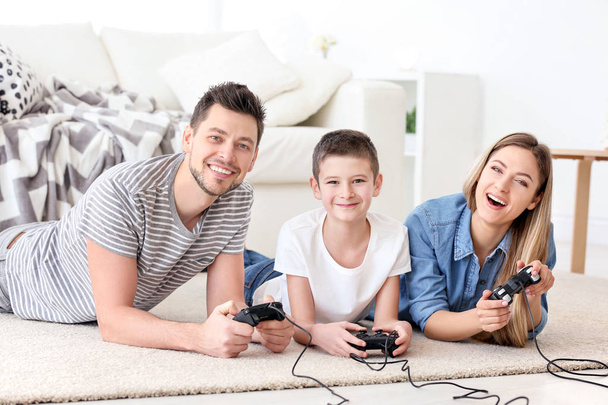 Happy family playing video games at home - Fotoğraf, Görsel