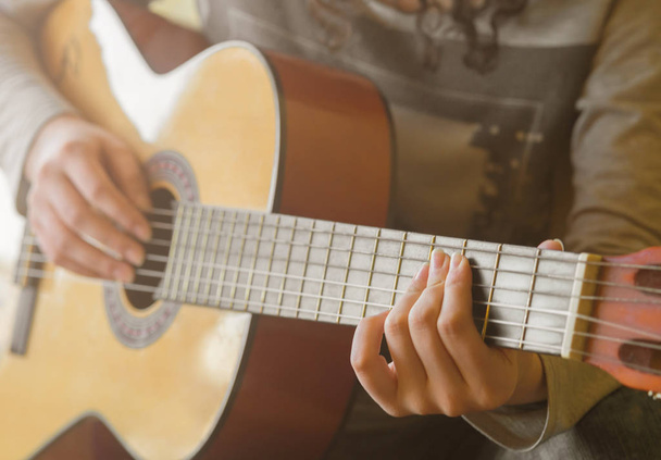 Frauenhände spielen Akustikgitarre, Nahaufnahme - Foto, Bild