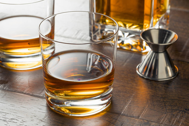 Delicious Bourbon Whiskey Neat - Foto, immagini