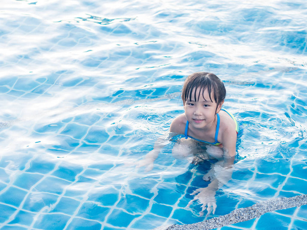 Asyalı kız havuzda bırakmasını oynuyor - Fotoğraf, Görsel