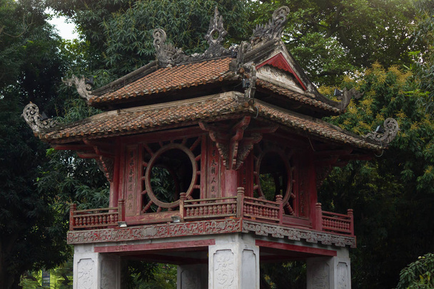 Beautiful red-colored pavilion (Khue Van pavilion, built in 1805) in the second courtyard of the Temple of Literature, Hanoi, Vietnam - Foto, imagen