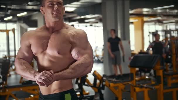 starker hemdloser Bodybuilder mit nacktem muskulösen Oberkörper im Trainingsraum - Filmmaterial, Video