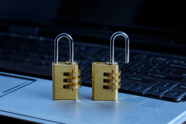 металевий замок безпеки з паролем на клавіатурі комп'ютера
 - Фото, зображення