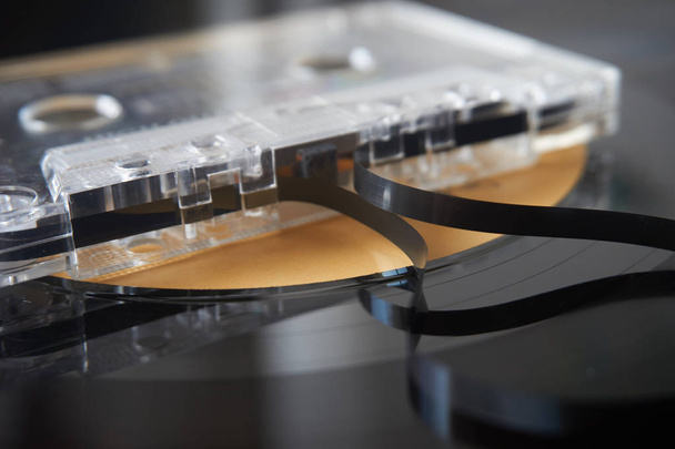 Cassette audio rétro, disque vinyle longue durée
 - Photo, image