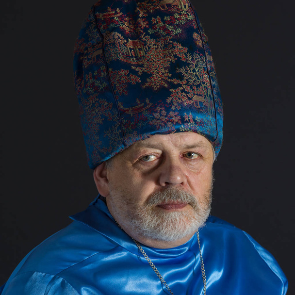 Ωραία πορτρέτο γενειοφόρου ανώτερος άνθρωπος σε μπλε ανατολίτικα ρούχα - Φωτογραφία, εικόνα