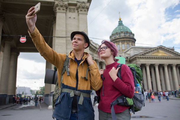 建築の前に selfies を取る若い白人ハイカー - 写真・画像