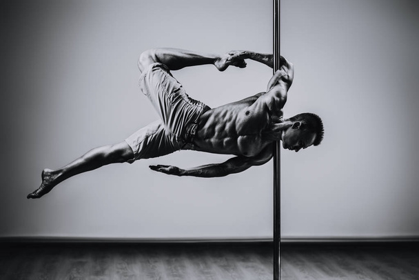 Pole dancing man - Φωτογραφία, εικόνα