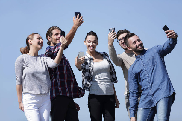 groupe d'étudiants prenant selfie avec smartphone
 - Photo, image