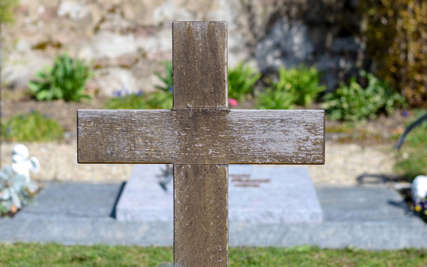 Jednoduchý dřevěný kříž na hrobě na hřbitově - Fotografie, Obrázek