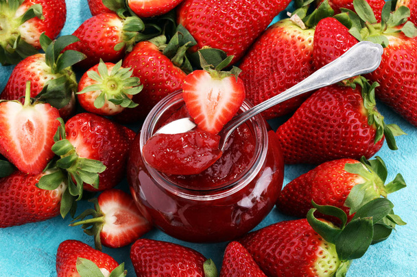 Erdbeermarmelade mit frischen Erdbeeren. Marmelade auf Löffel und j - Foto, Bild