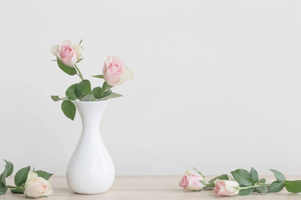 pink roses in vase on white background - Foto, afbeelding