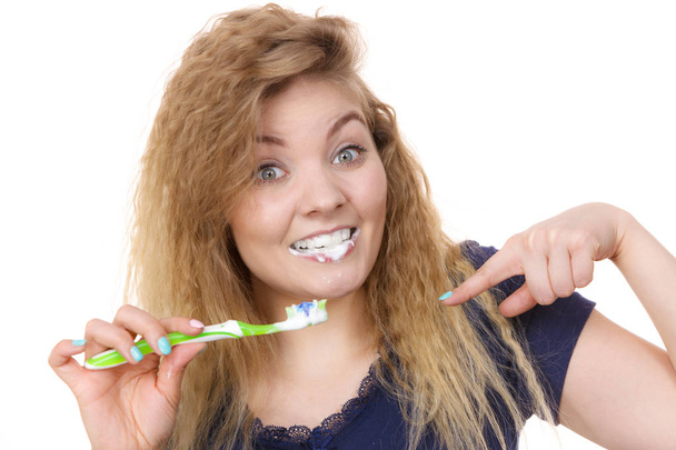 Woman brushing cleaning teeth - Foto, immagini