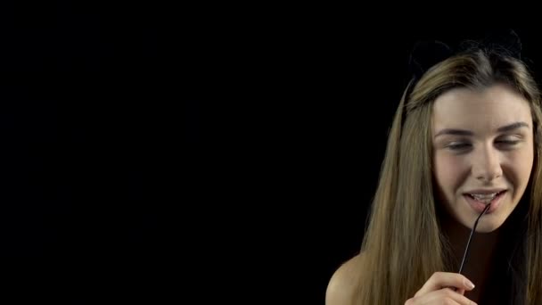 Δάγκωμα γυναίκα γυαλιά με γυμνούς ώμους - Πλάνα, βίντεο