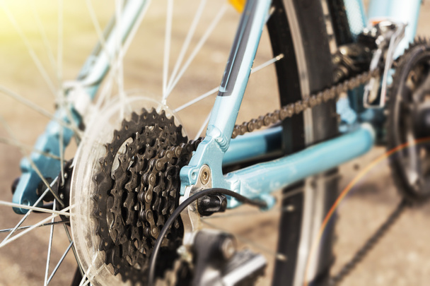 Nahaufnahme einer Fahrradschaltung und Kette am Hinterrad des Mountainbikes. - Foto, Bild