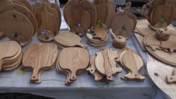 konyha új fából készült vágódeszkák utcai piacon - Felvétel, videó
