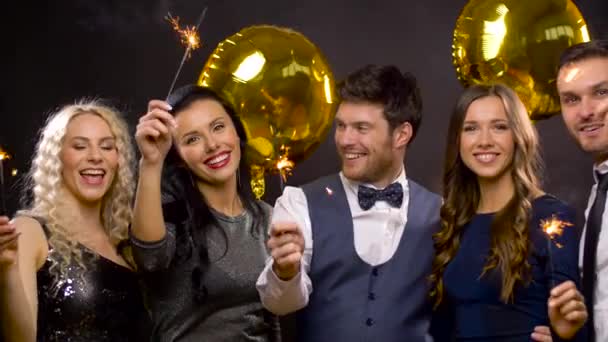 happy friends with sparklers at christmas party - Footage, Video