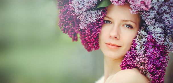 Zewnątrz mody zdjęcie pięknej młodej kobiety niebieskich oczach. Wiosenny kolor. Piękna Blondynka w kwiaty bzu. Perfumy o zapachu kwiatów. Perfumy i piękno - Zdjęcie, obraz