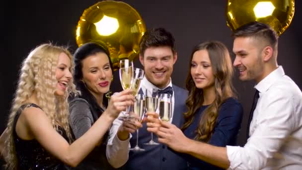 Happy vrienden rammelende champagneglazen op feestje - Video