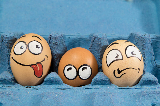  Trois visages d'œufs effrayés
 - Photo, image