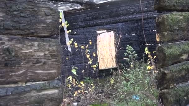 秋の火災後の台無しにされた家窓穴 - 映像、動画
