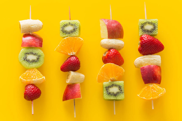 fruit spiezen het begrip van gezond eten - Foto, afbeelding