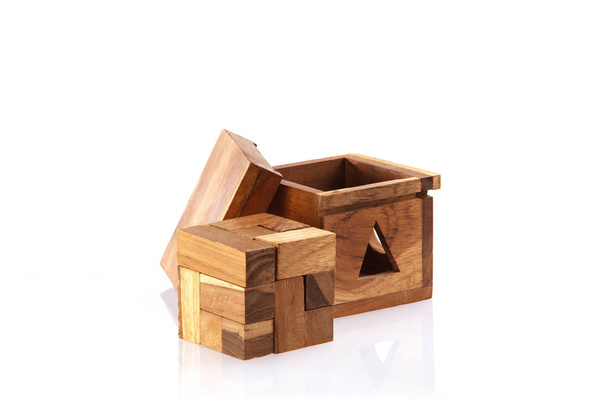 Un rompecabezas de madera es un cubo. Aislado sobre fondo blanco. Primer plano
. - Foto, imagen
