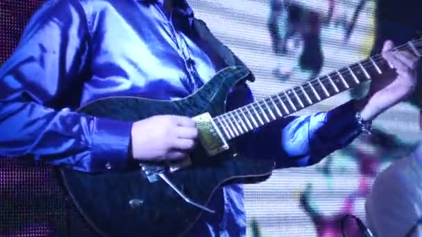 Guitarras em ação ao vivo em um concerto. Vista frontal
 - Filmagem, Vídeo