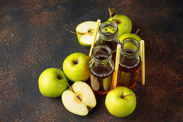 Bouteilles avec jus de pomme frais
  - Photo, image
