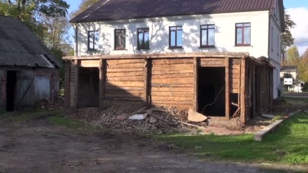 ερείπια του παλιού ξύλινου σπιτιού - Πλάνα, βίντεο