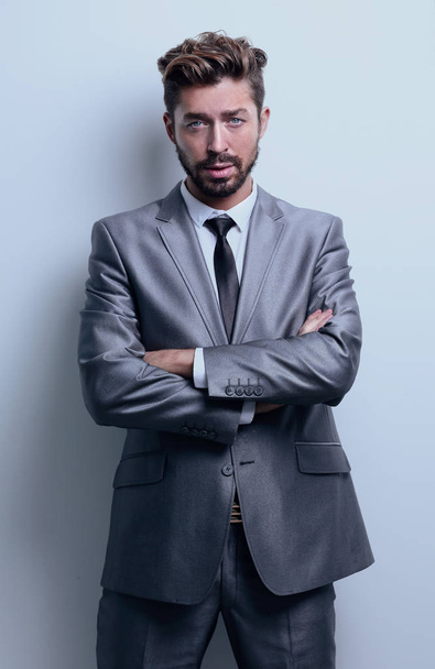 young businessman posing with crossed arms. - Fotoğraf, Görsel